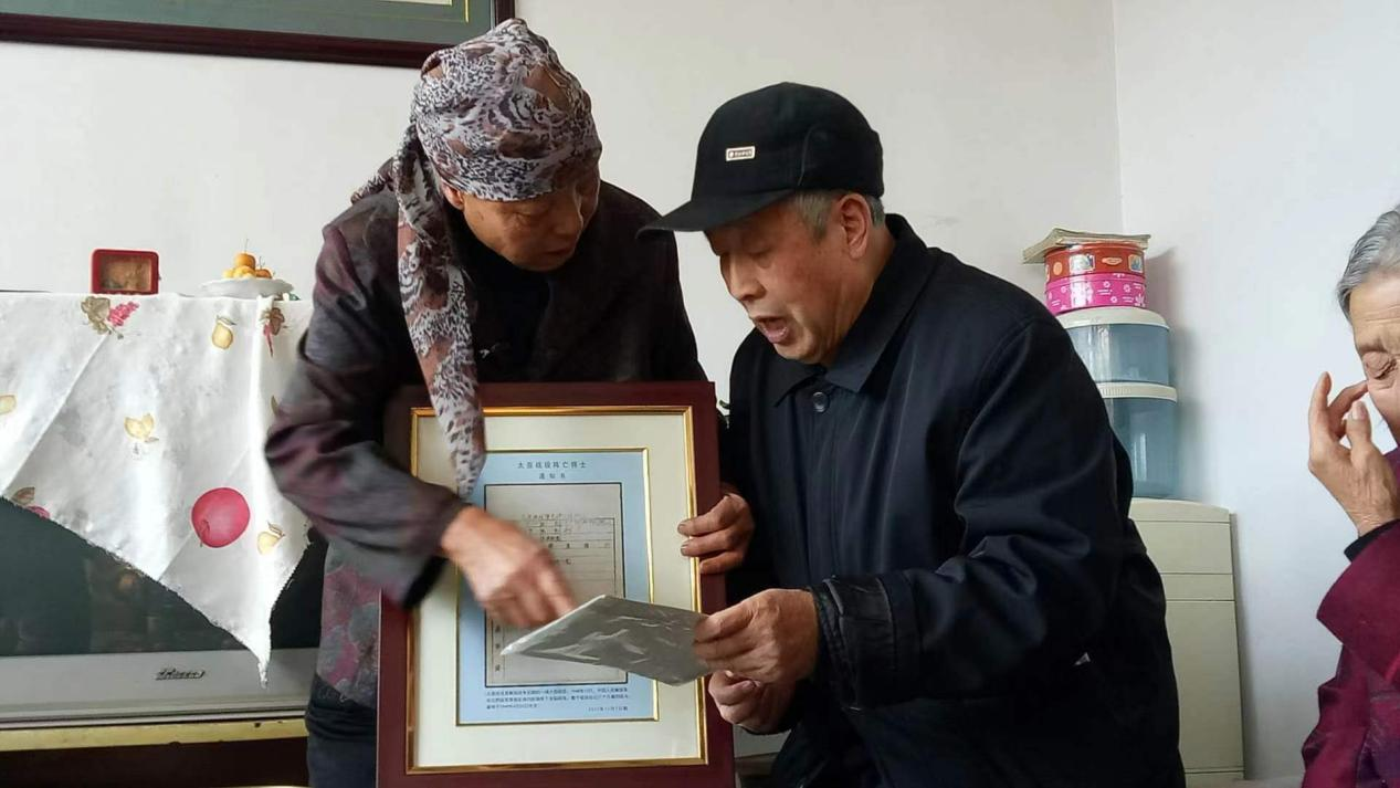 2017年，河北蔚縣，王艾甫將烈士王玉山的陣亡通知書交到烈屬手中。