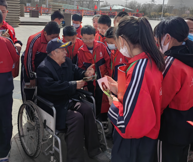83歲的王艾甫給孩子們講述革命故事。
