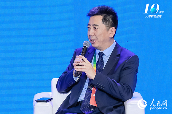 西安交通大學(xué)黨委常委、副校長(zhǎng)洪軍出席圓桌論壇并發(fā)言。